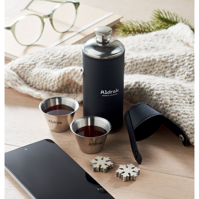 Flasche mit Schnapsbechern