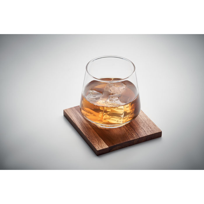 Glas mit Untersetzer